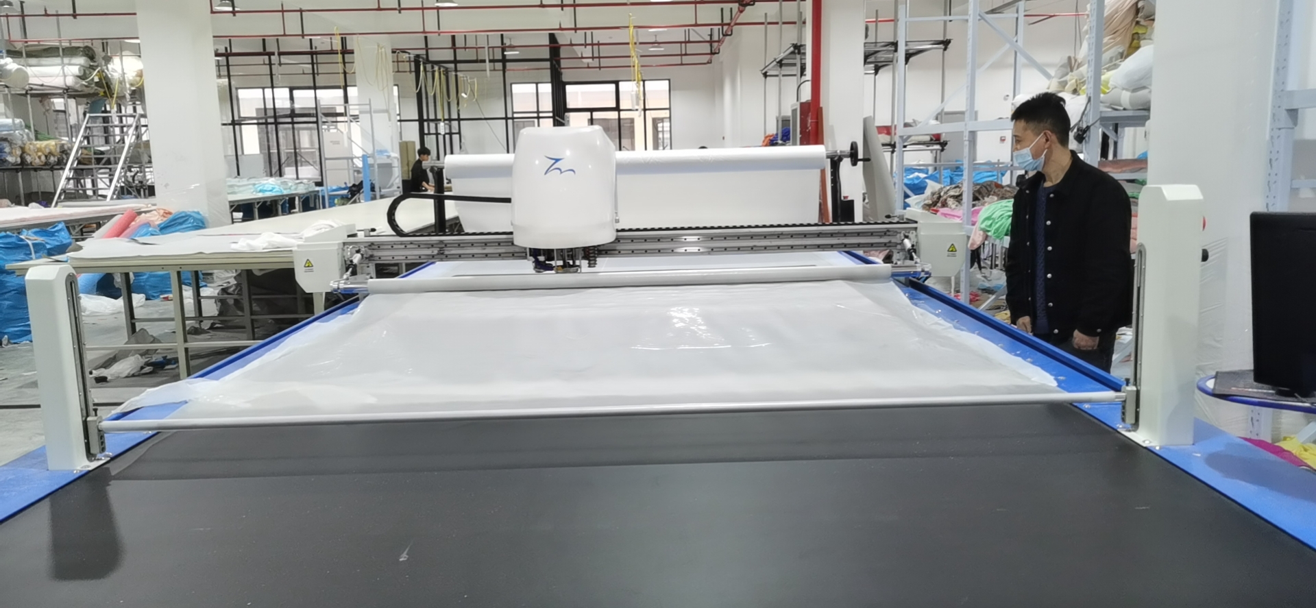 Mesin pemotong multi lapisan otomatis untuk kain bib bayi